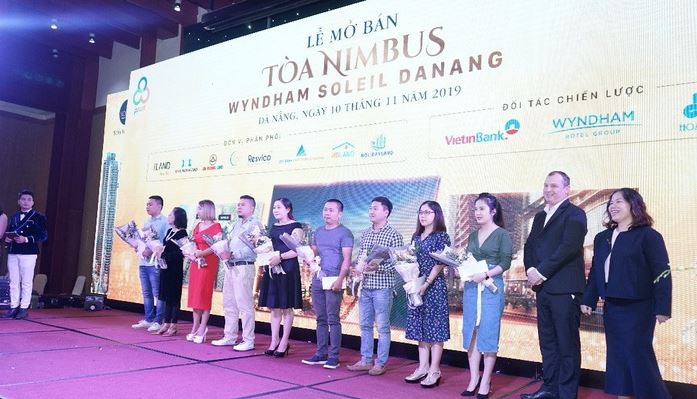 Đại diện chủ đầu tư dự án Wyndham Soleil Danang tặng hoa cho khách hàng trong lễ mở bán 